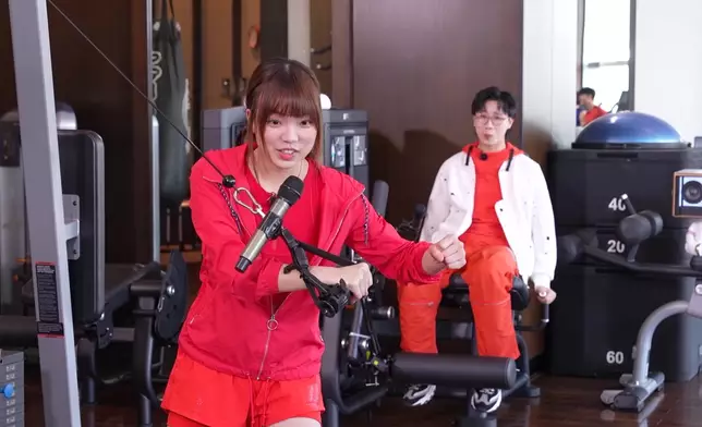紅隊一邊做健身一邊唱《Para Para Sakura》。