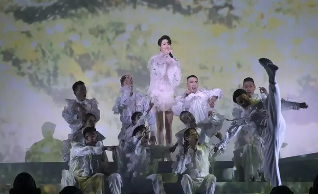 梁詠琪在台北小巨蛋隆重舉行《時間遇上我們》演唱會。