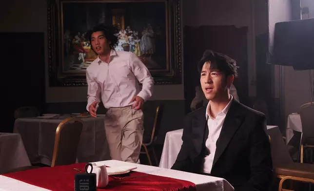 MV在一間高級餐廳拍攝，Jay坐在其中一張餐枱前。