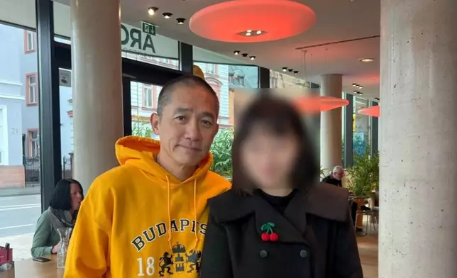 成功跟梁朝偉合照。