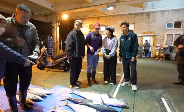 娟姐、Thor和子豐在凌晨時分到訪澎湖漁市場。