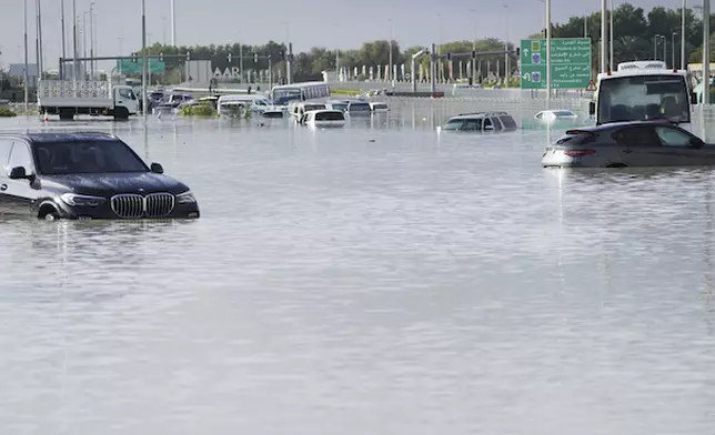 阿聯酋水侵至機場關閉。 AP圖片