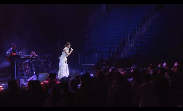 白安入境隨俗選唱王菲經典之作《執迷不悔》。