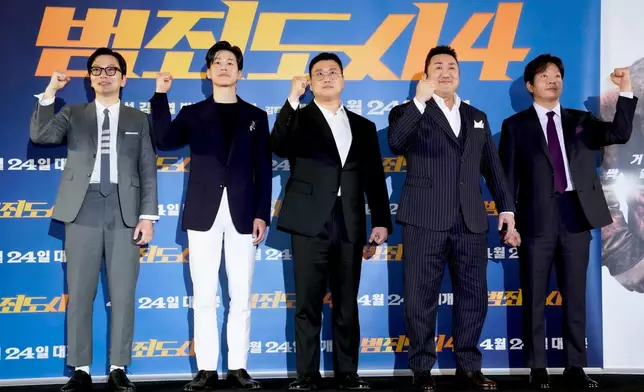 （左至右）李東輝、金武烈、導演許明行、馬東石及朴智煥等亮相出席首映（電影公司提供圖片）
