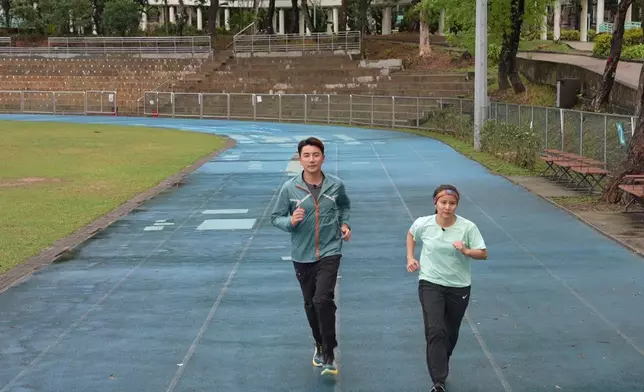 主持洪永城與中風康復者吳凱琪跑步。