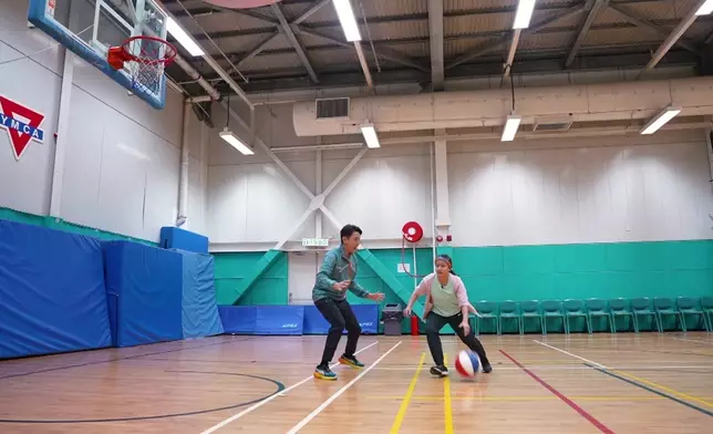洪永城與吳凱琪打籃球。