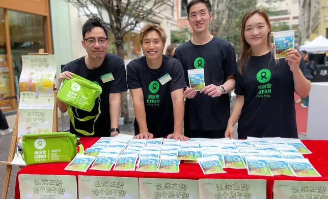 藝人強尼（左一）、歌手陳柏宇（左二）、香港羽毛球運動員鄧俊文（右一）及謝影雪（右二）一同身體力行賣樂施米，支持貧困小農。