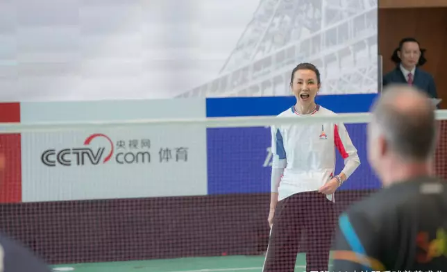 張曼玉驚喜現身巴黎羽毛球慈善賽。