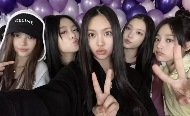 NewJeans所屬經理人公司ADOR娛樂爆出內鬥（NewJeans FB圖片）