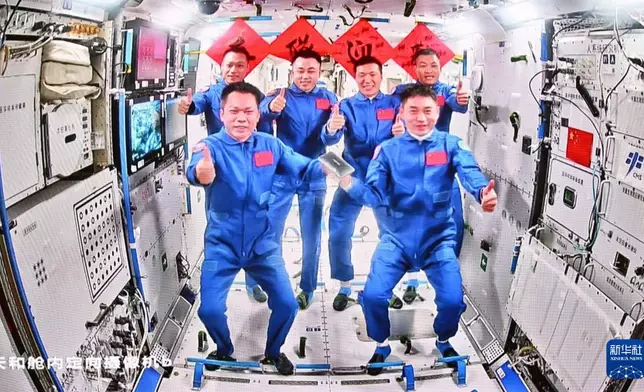 神舟十八號3名航天員順利進駐中國空間站。（新華社圖片）