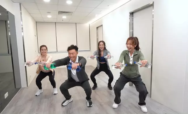 三位女主持（左）宋宛穎、何沛珈（右）及魏韵芝（右2）示範適合糖尿病患者的健身運動。