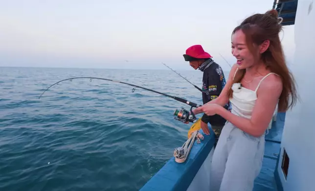Michelle及行仔體驗漁民簡樸生活。