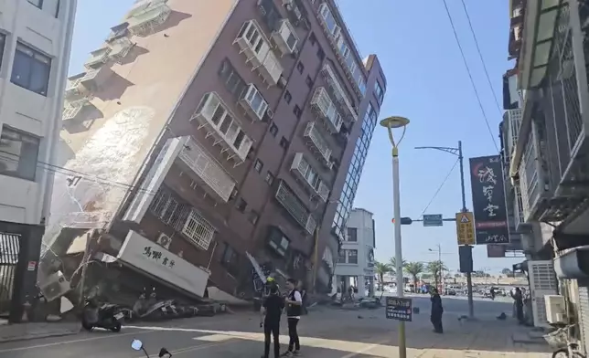 有多幢房屋嚴重傾側，部分倒塌，被困人士需救援人員協助離開。AP圖片