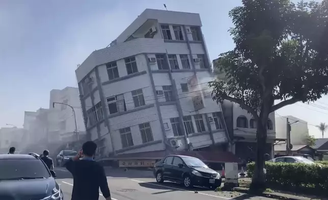 有多幢房屋嚴重傾側，部分倒塌，被困人士需救援人員協助離開。AP圖片