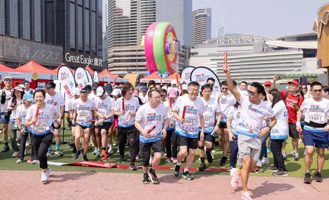 一眾「CEO Run 總裁跑」的跨界別領袖精神奕奕爲慈善賽打頭陣，率領一衆企業團隊沿著維港海濱進行接力跑。