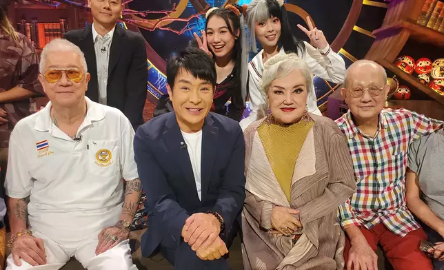 邵音音（下排左3）、資深配音員丁羽（下排右）現身捧場。