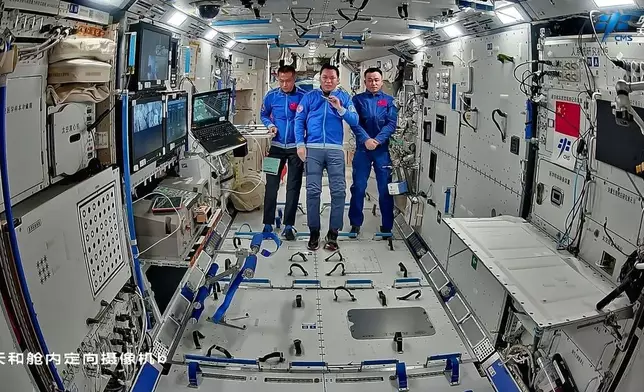 神舟十七號3位太空人在天和核心艙留影。微博圖片