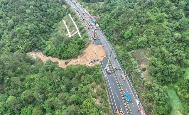 廣東梅大高速公路梅州茶陽段路面塌方，造成多人死亡。(新華社)