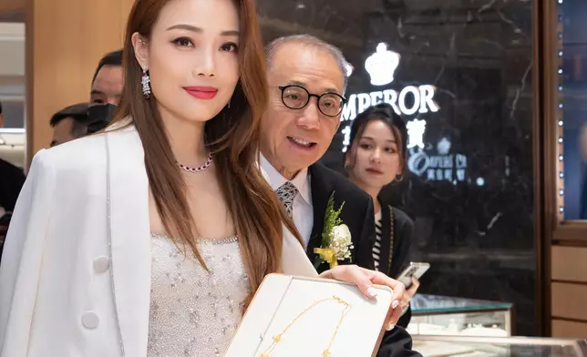 孝順女祖兒『九秒九』買英皇珠寶首飾送給媽咪 作母親節禮物。