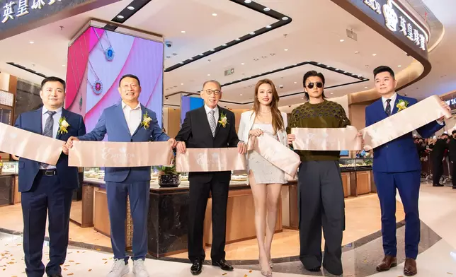 英皇集團主席楊受成博士攜同英皇娛樂藝人謝霆鋒和容祖兒主持英皇珠寶上海真如環宇城 MAX新店開幕剪綵儀式。