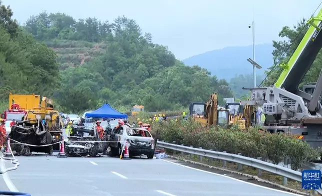 廣東梅大高速公路5月1日發生的路面塌方事故。(新華社圖片)