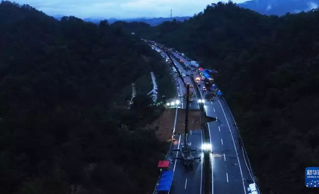 5月1日晚拍攝的廣東梅大高速路面塌方事故救援現場（無人機照片）。(新華社圖片)