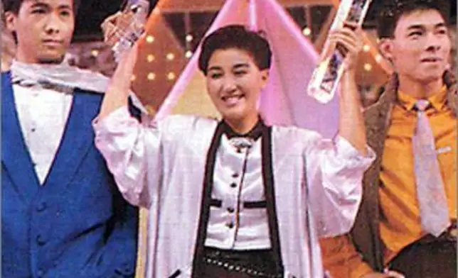 文佩玲於《第五屆新秀歌唱大賽》擊敗黎明及許志，贏得冠軍及最佳台風獎，但星運一般，1992年便退出娛樂圈。