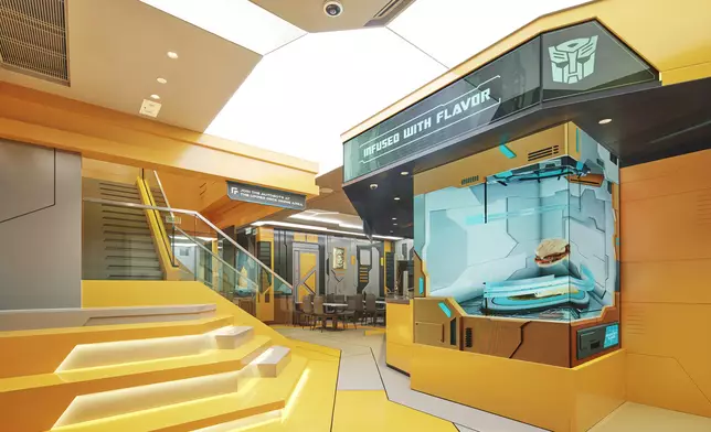 餐廳內部以大型太空飛船方舟The ARK作為設計理念。