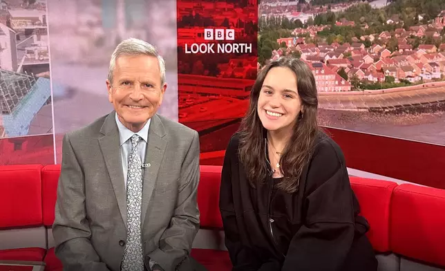 利維（左）是資深傳媒人，主持新聞節目「北望」。Peter Levy X圖片