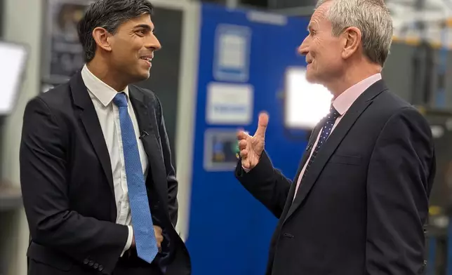 利維（右）在行內甚有地位，圖為他和英國首相辛偉誠（左）交談。Peter Levy X圖片