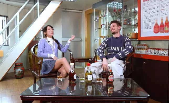 二人先去到一個釀酒工廠，試飲不同中藥酒包括蛇酒、海狗鞭酒和蛤蚧酒。