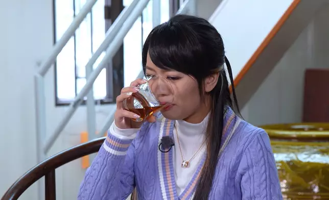 Hailey則試飲蛤蚧酒。