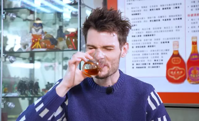 Brendan試蛇酒及海狗鞭酒。