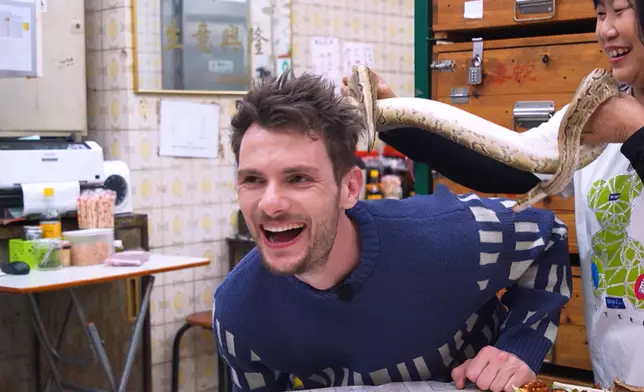 牛高馬大的Brendan被蛇嚇到。