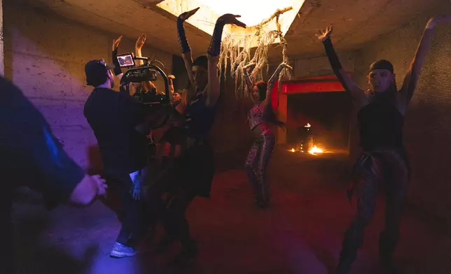 率領四位男舞蹈員大跳Voguing。