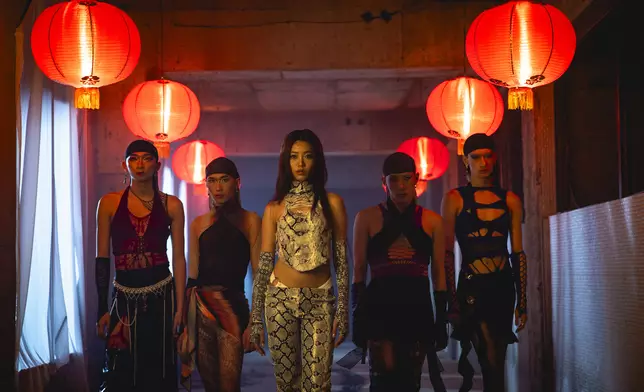 JACE以銀白蛇妖造型登場。