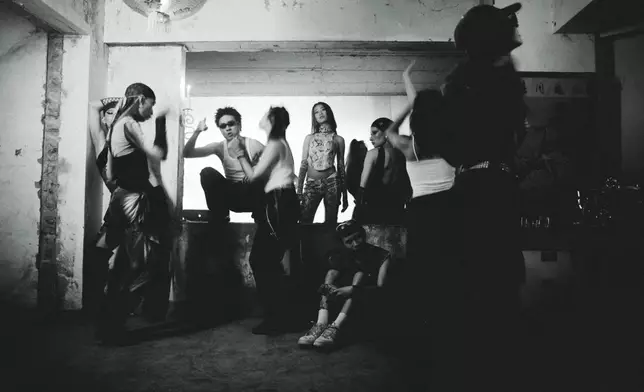 JACE透露拍攝時有舞者稱「有人拍佢」，加上她剛剛病癒又要拍攝濕身場口，所以感到非常不適。