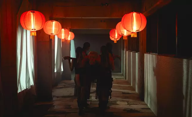 狂扭纖腰之餘，更有高難度動作。