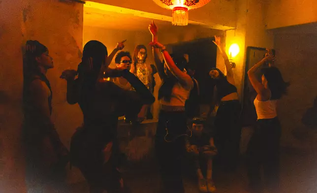 是次MV的拍攝地點是位於桃園市、台灣熱播劇《想見你》亦曾取景的廢棄酒店。