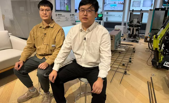 團隊高級產品經理陳威霖(左) 以及團隊項目總監李昊臻 (巴士的報記者攝)