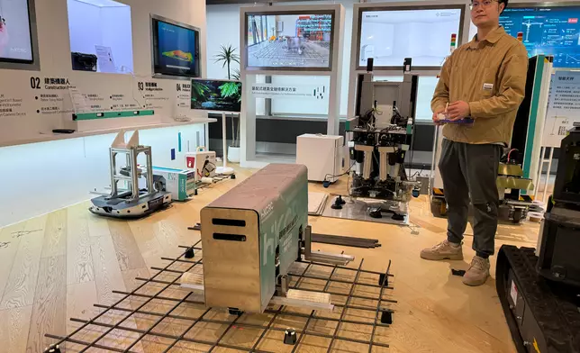 團隊高級產品經理陳威霖示範操作扎鐵機械人 (巴士的報記者攝)