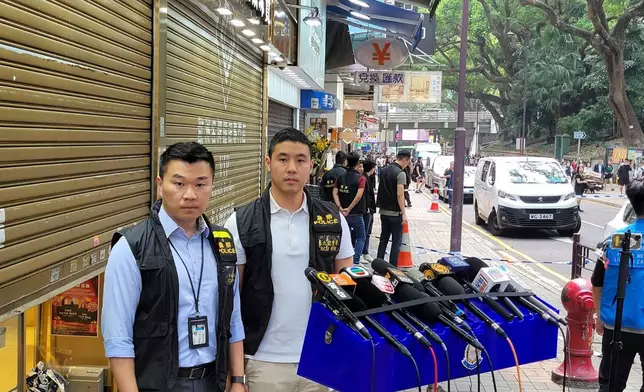 警方西九龍總區刑事部警司賈錦琳(左)講述案情。(巴士的報記者攝)