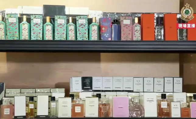 海關檢獲市值約92萬元的冒牌香水和化妝品，拘捕兩人。(香港海關FB直播截圖)