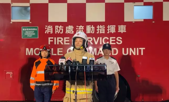 消防表示，起火的工場和貨倉距離水源較遠，需要從700米外鋪喉撲救。（消防處FB影片截圖）