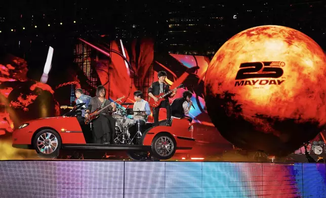 今日（5月10日）一名姓梁（21歲）男工在清拆五月天演唱會舞台期間，由約兩米高鐵架失足墮下，倒地陷入昏迷。