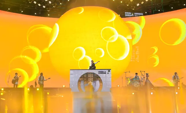 演唱會主辦「特高娛樂」發言人表示，主辦單位獲知男工失足墮下消息後，已於第一時間前往醫院瞭解情況。