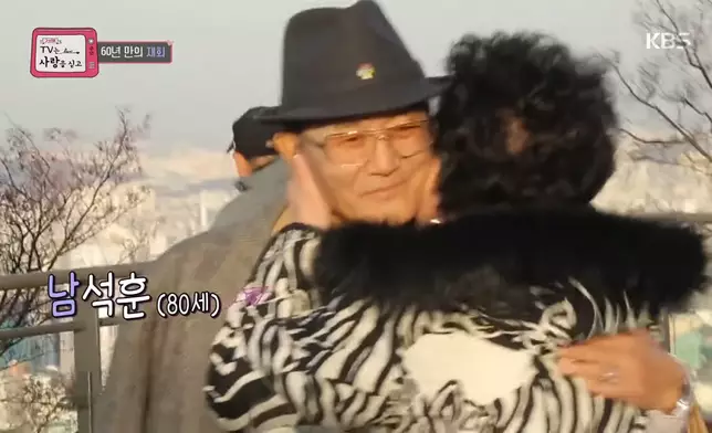 南錫薰與已故歌手玄美2018年節目中相隔60年再見（影片截圖）
