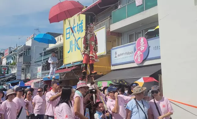 長洲太平清醮重頭戲之一的飄色巡遊登場。巴士的報記者攝