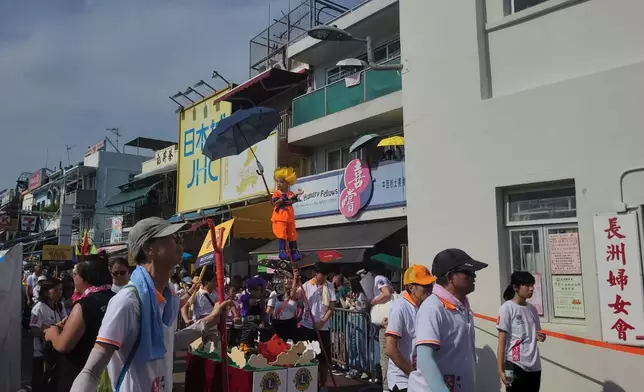 長洲太平清醮重頭戲之一的飄色巡遊登場，圖為動漫人物悟空。巴士的報記者攝