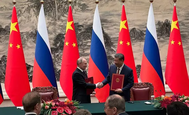 兩國元首共同簽署並發表《中華人民共和國和俄羅斯聯邦在兩國建交75周年之際關於深化新時代全面戰略協作夥伴關係的聯合聲明》。(微博圖片)